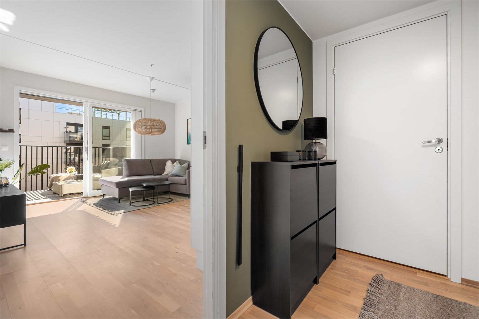 Inngang fra gang til leilighetens innvendige bod.