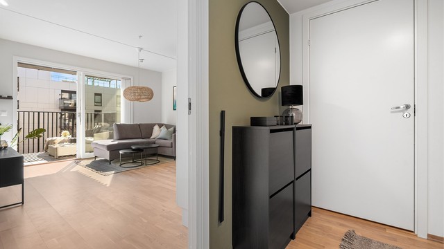 Inngang fra gang til leilighetens innvendige bod.