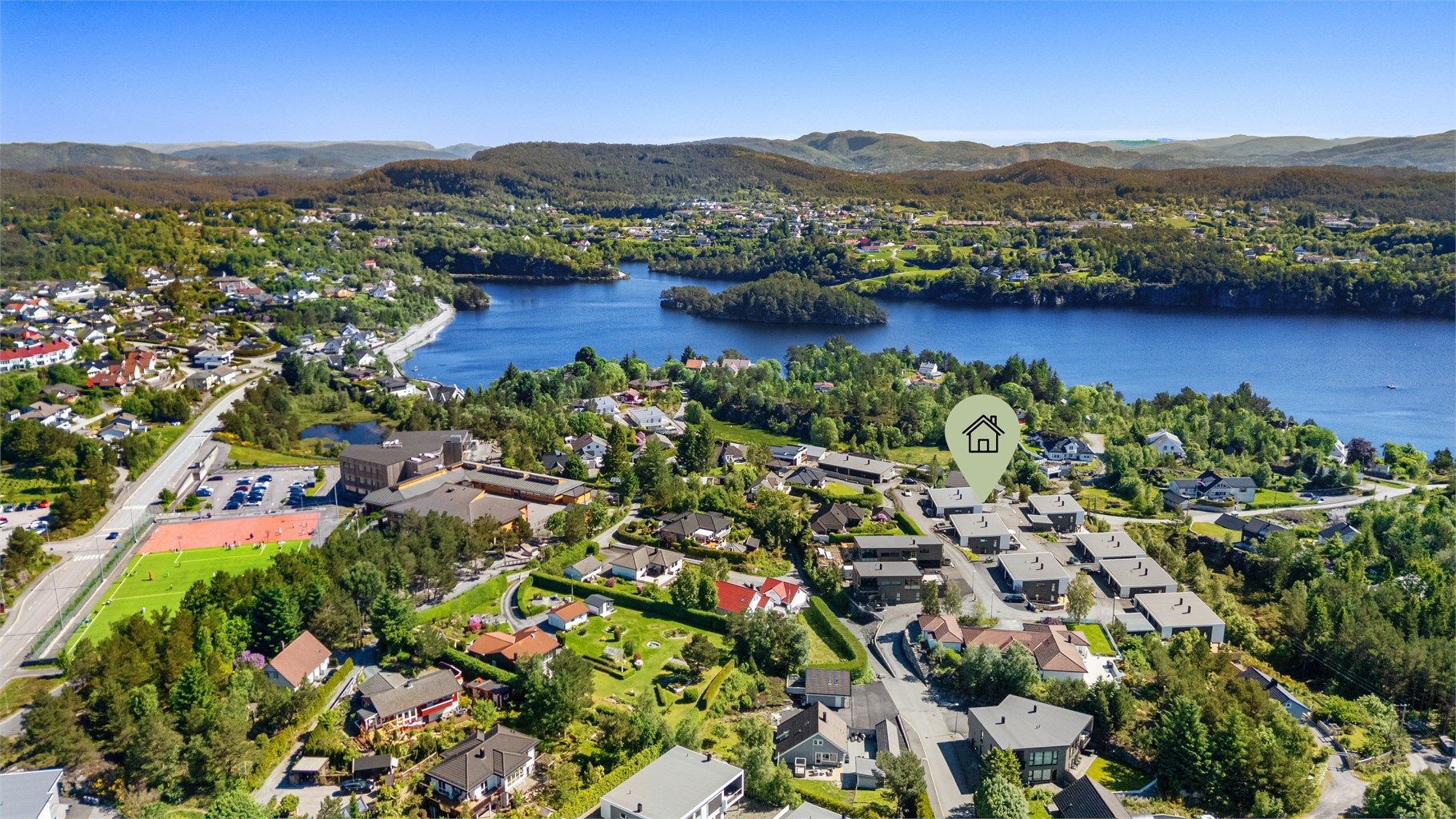 Kort gangavstand til Tveit skole (1-7 kl.), som er i kort gangavstand fra boligen.