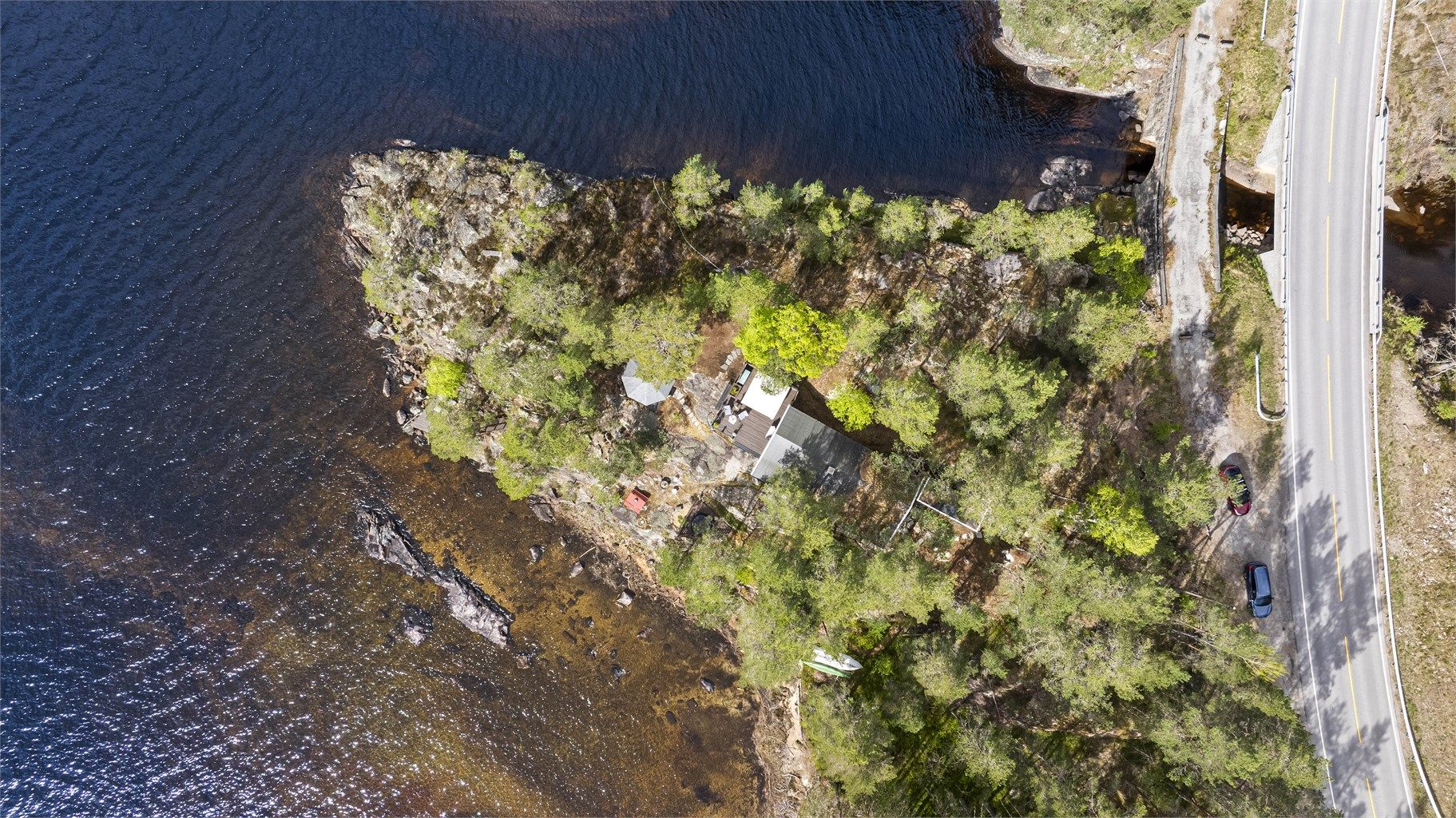 Eiendommen ligger på en egen odde, med enkel adkomst fra Kviteseidvegen.
Foto: Fotograf Magik