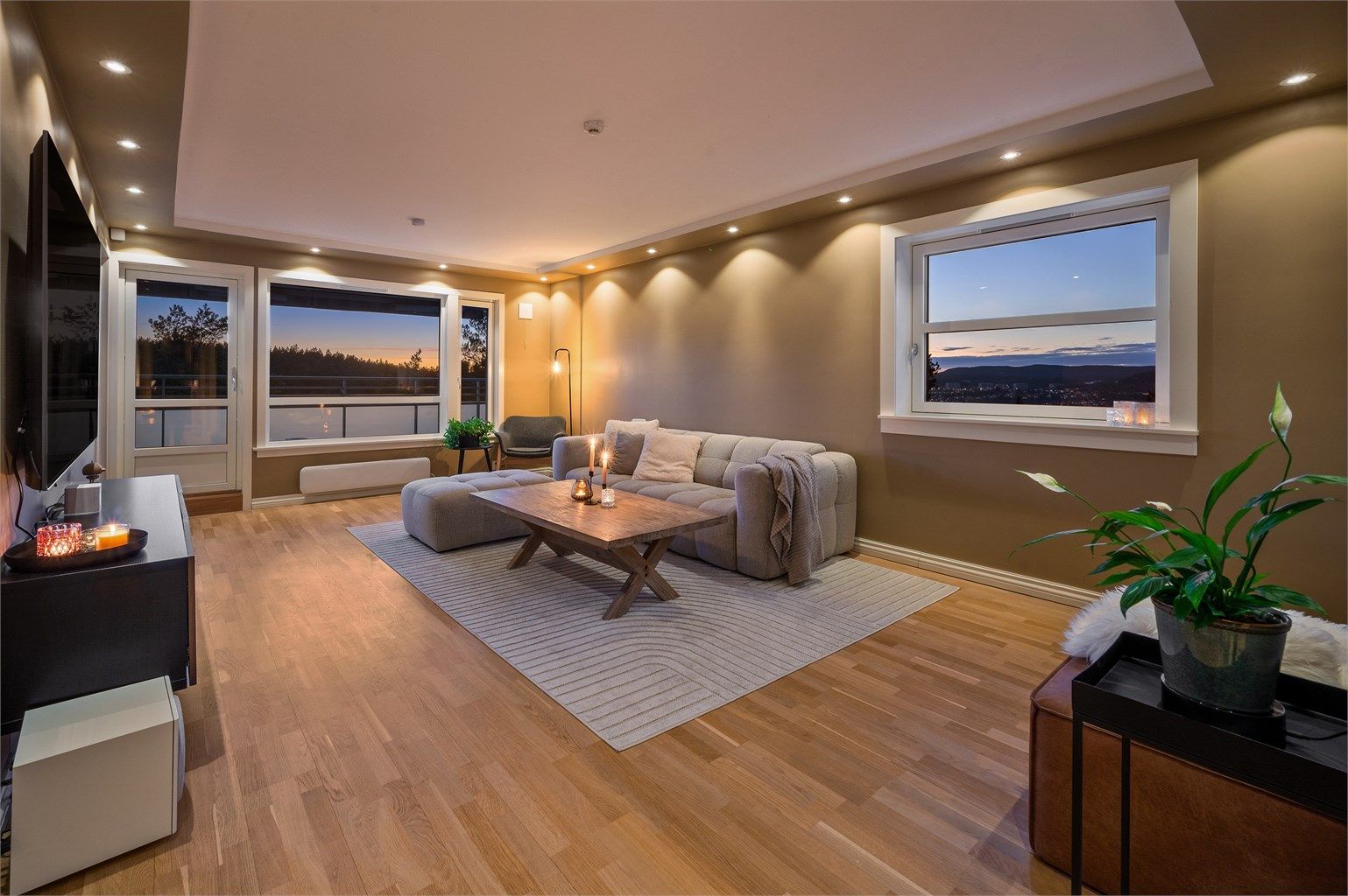 Eiendomsmegler Krogsveen v/Morten Frølich presenterer denne topp- og endeleiligheten på nesten 100 kvm med tre soverom og to bad.