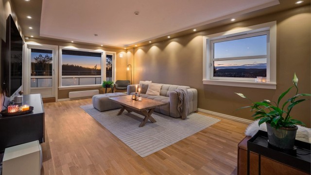 Eiendomsmegler Krogsveen v/Morten Frølich presenterer denne topp- og endeleiligheten på nesten 100 kvm med tre soverom og to bad.