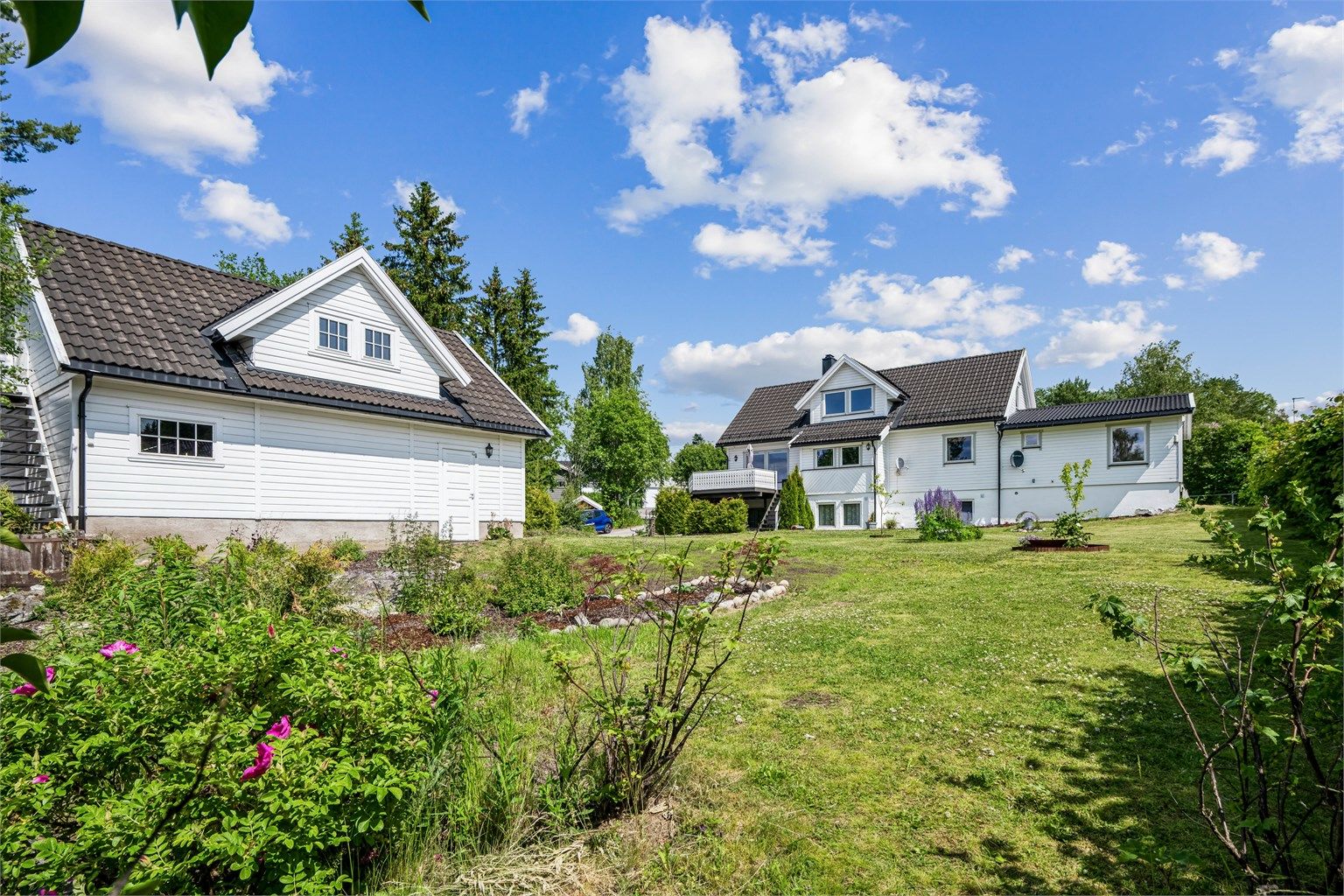 Stor pent opparbeidet hage.