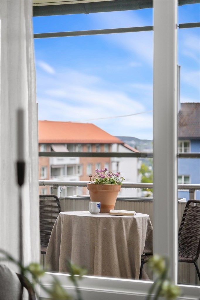 Fra stuen er det direkte utgang til en herlig balkong med sol hele dagen
