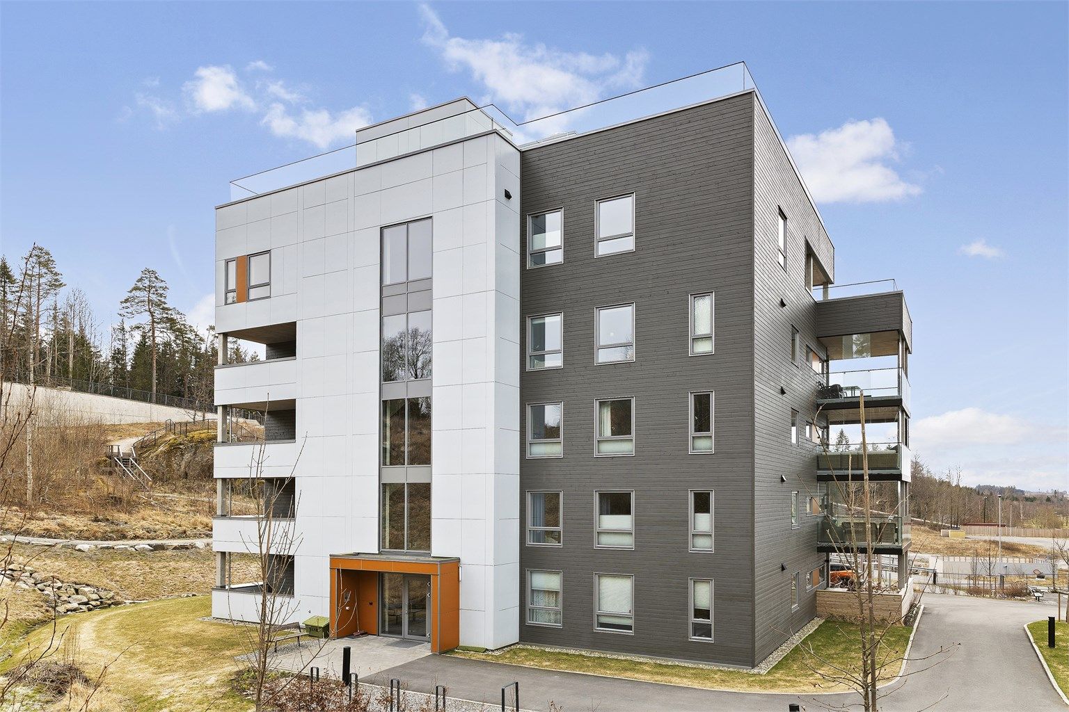 Fellesarealene er opparbeidet med asfalterte veier, lekeplass, plenarealer og diverse beplantning. 