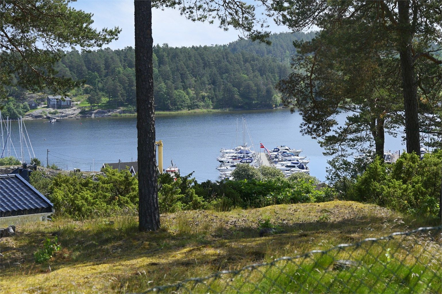  Fredfulle og meget barnevennlige omgivelser, med umiddelbar nærhet til sjøen.