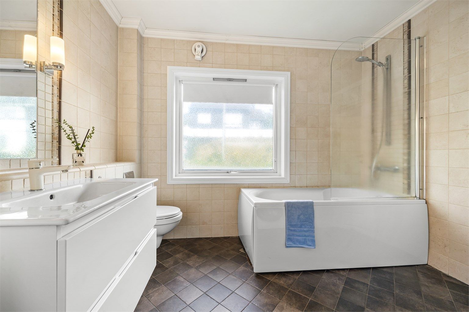 Badet er fra 2011 og har frittstående badekar samt gulvvarme.
