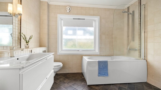 Badet er fra 2011 og har frittstående badekar samt gulvvarme.