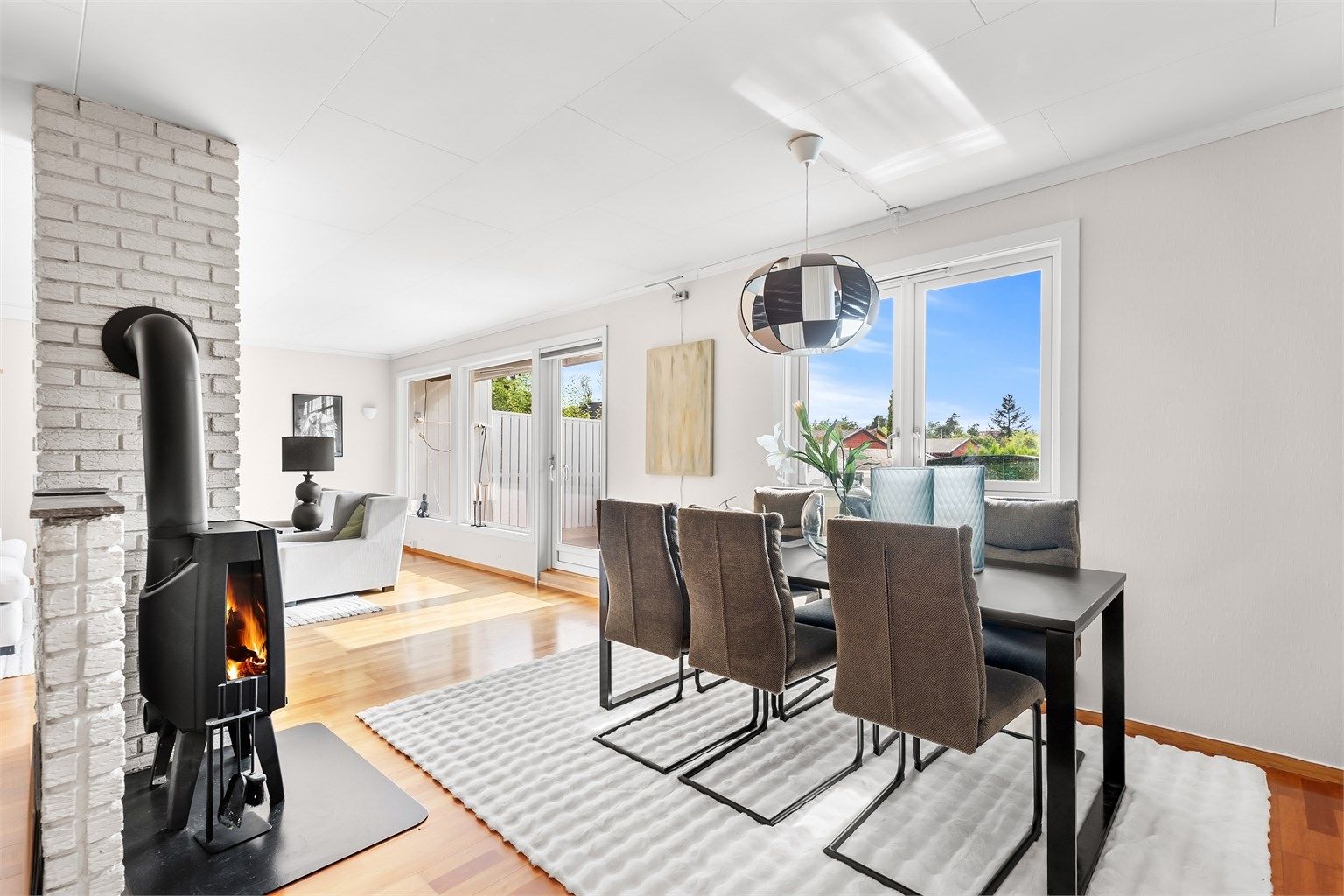 Fra spisestuen er det åpen løsning mot sofagruppen og utgang til terrassen.