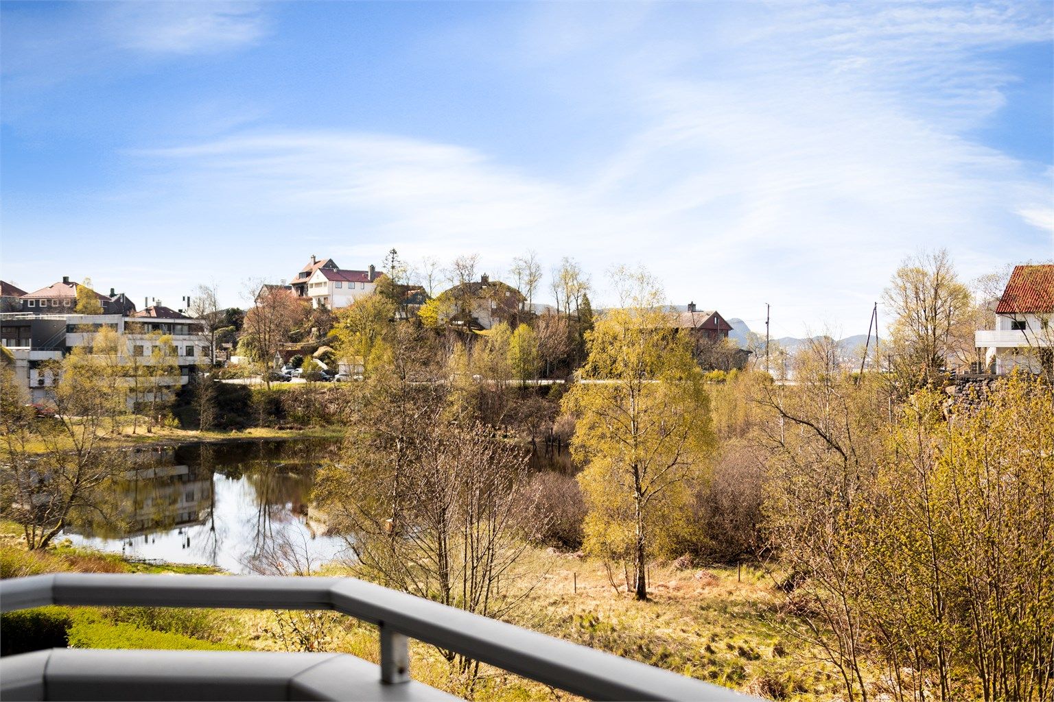En lys og fin selveierleilighet beliggende i et attraktivt område i Ytre Sandviken. Her bor man tett på både sjø, fjell og by. Foto: Stian Inderhaug