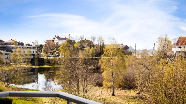 En lys og fin selveierleilighet beliggende i et attraktivt område i Ytre Sandviken. Her bor man tett på både sjø, fjell og by. Foto: Stian Inderhaug