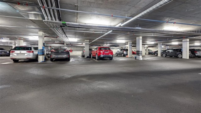 Garasjeanlegg. Det følger med garasjeplass med elbil lader.