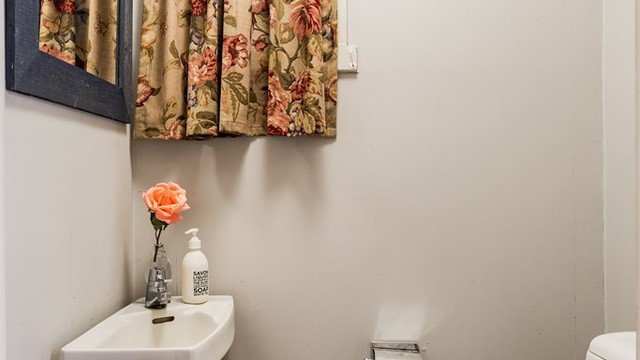 Separat toalettrom ligger i tilknytning til badet i 1. etasje.