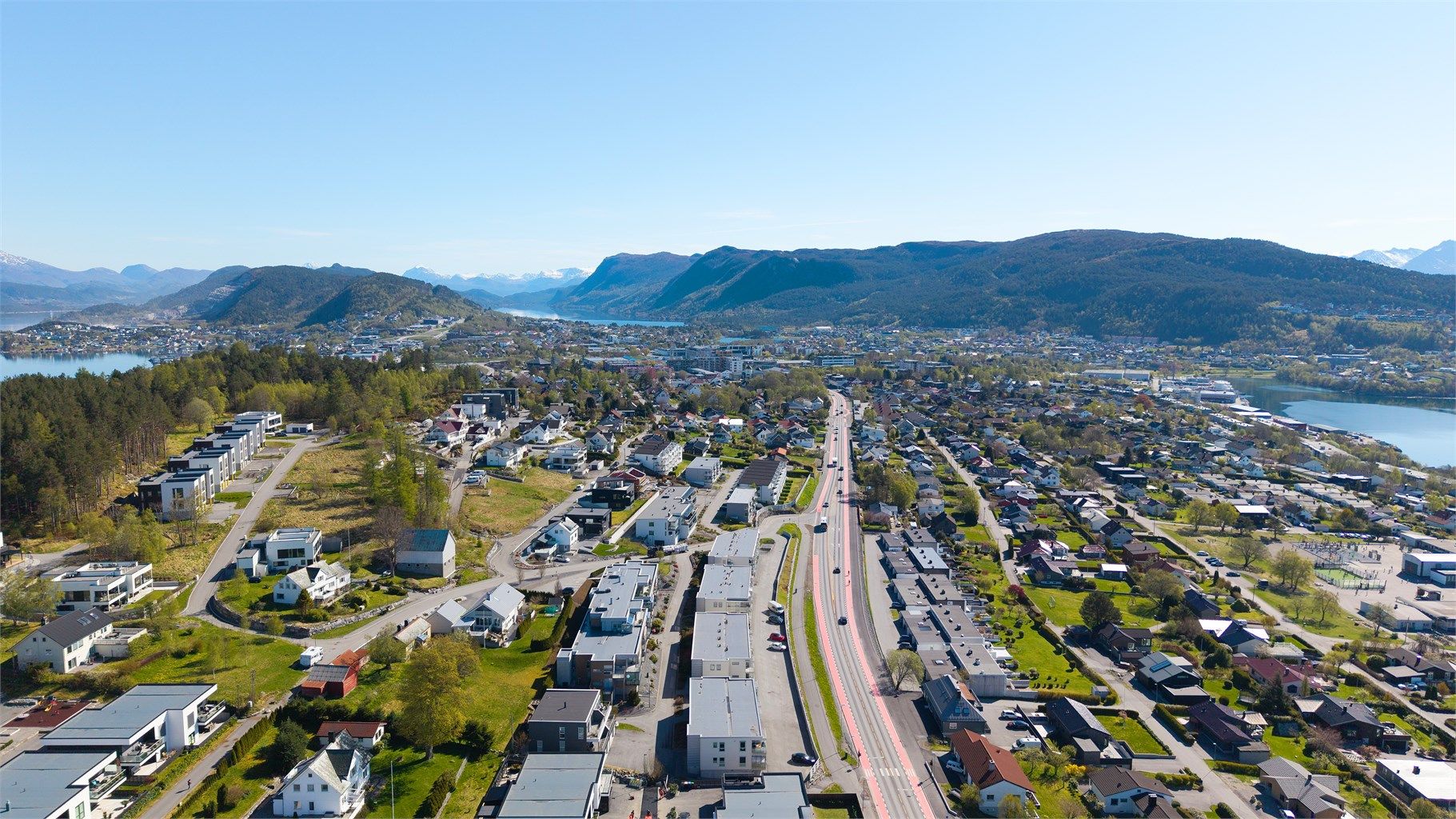 Herfra er det kort vei til handelssentrum på Moa samt gode bussforbindelser til Ålesund sentrum 