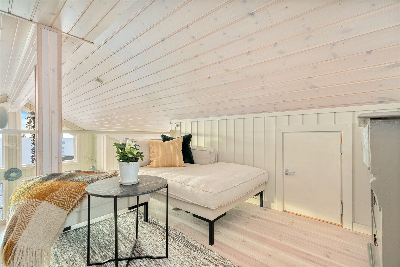 I taket er det downlights , og stuen er perfekt hvis man ønsker å trekke seg tilbake for litt egentid med en god bok eller film.
