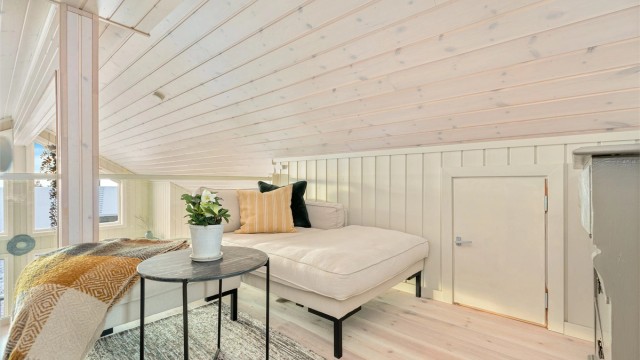 I taket er det downlights , og stuen er perfekt hvis man ønsker å trekke seg tilbake for litt egentid med en god bok eller film.