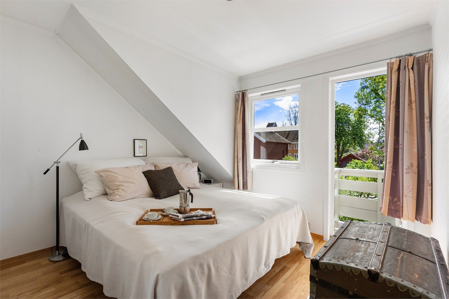 Hovedsoverommet har god plass til dobbeltseng og garderobeløsning.
