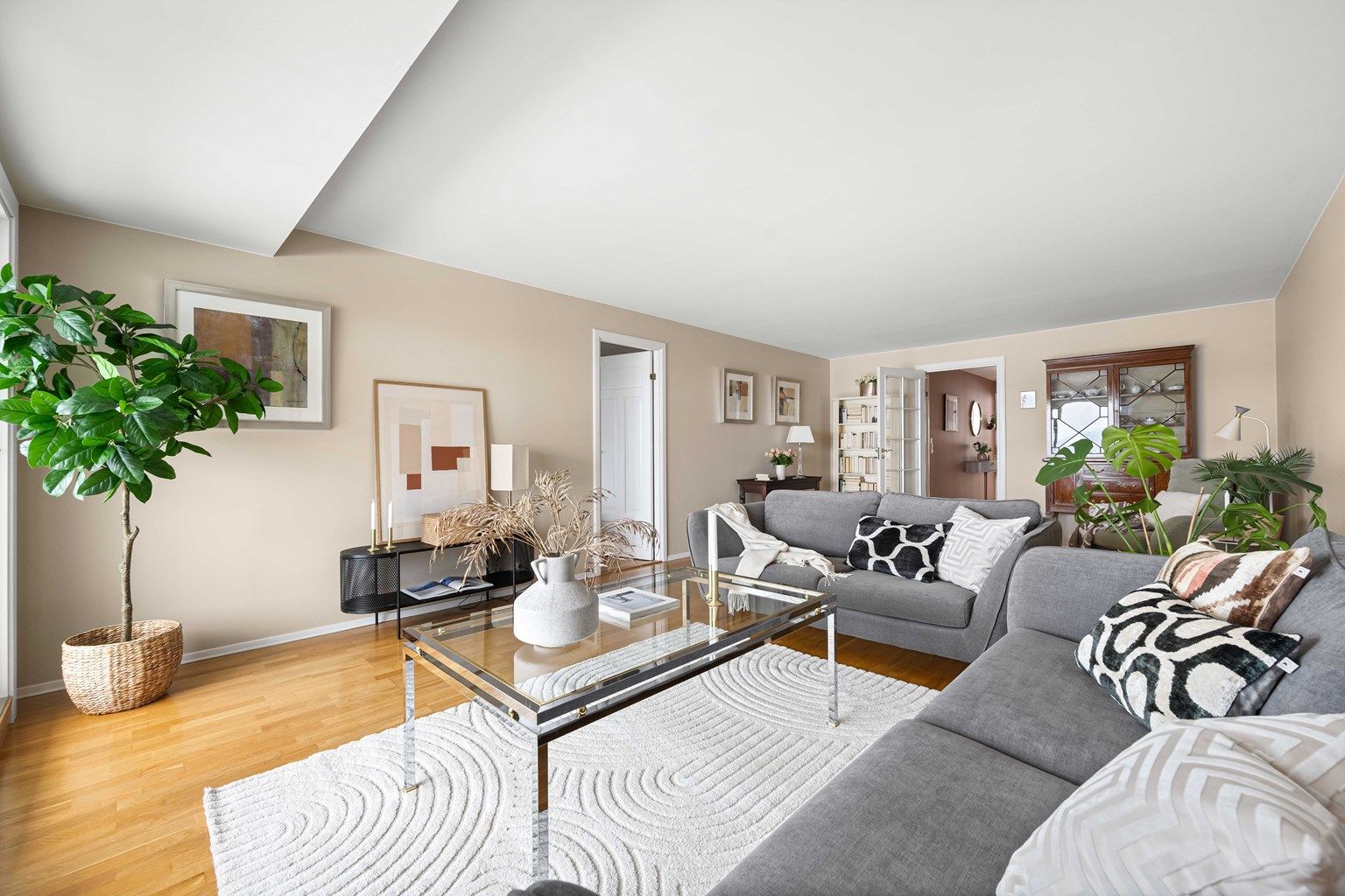 Det kan innredes med hjørnesofa eller andre sofagruppe-løsninger.