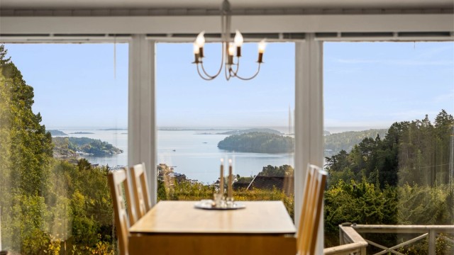 Fra spiseplassen har man en levende utsikt mot Valle og den omkringliggende skjærgården.