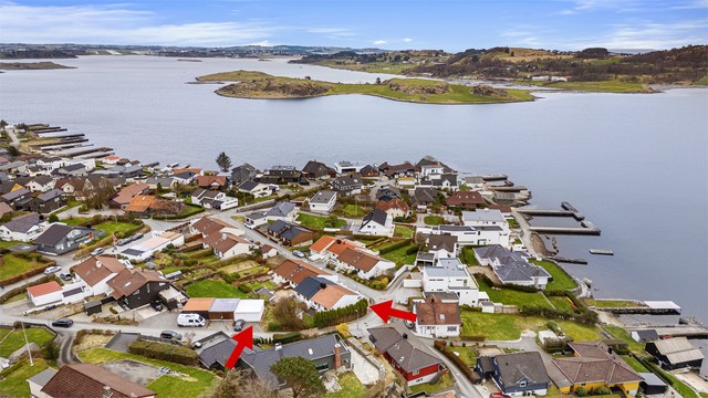 Flott enderekkehus m/fin sjøutsikt, hage og vestvendt terrasse. 3 soverom, eget vaskerom, hobbyrom, gjestewc, garasje.