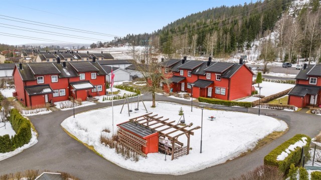 Området er uten gjennomgangstrafikk, og det er gangavstand til både barne- og ungdomsskole.