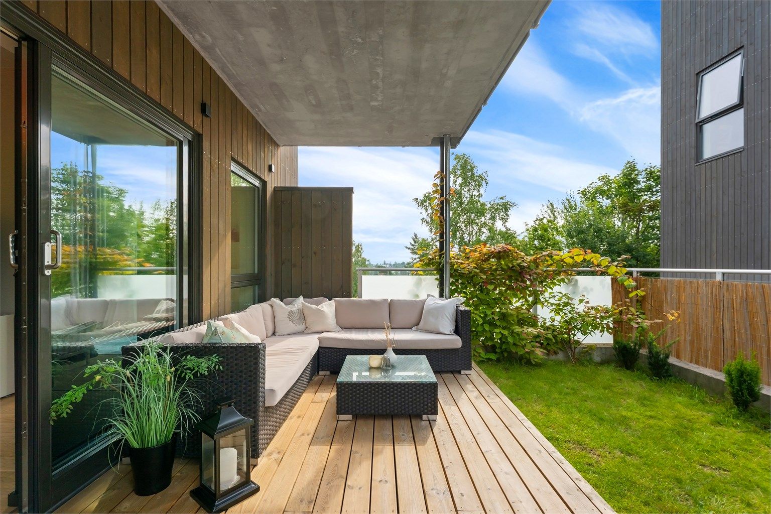 Terrassen går over i en privat gressplen.