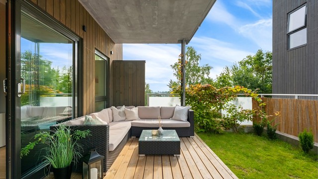 Terrassen går over i en privat gressplen.
