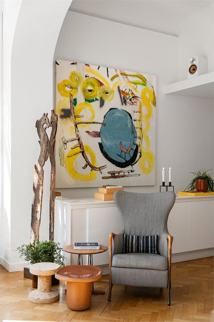 Den gode takhøyden gir rom for store kunstverk og personlig preg.