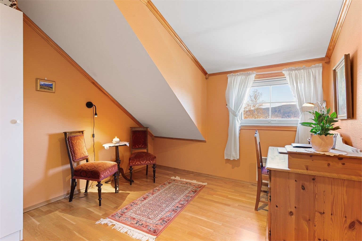 Boligen har et soverom i 2. etasje/loftetasjen.