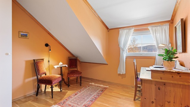 Boligen har et soverom i 2. etasje/loftetasjen.