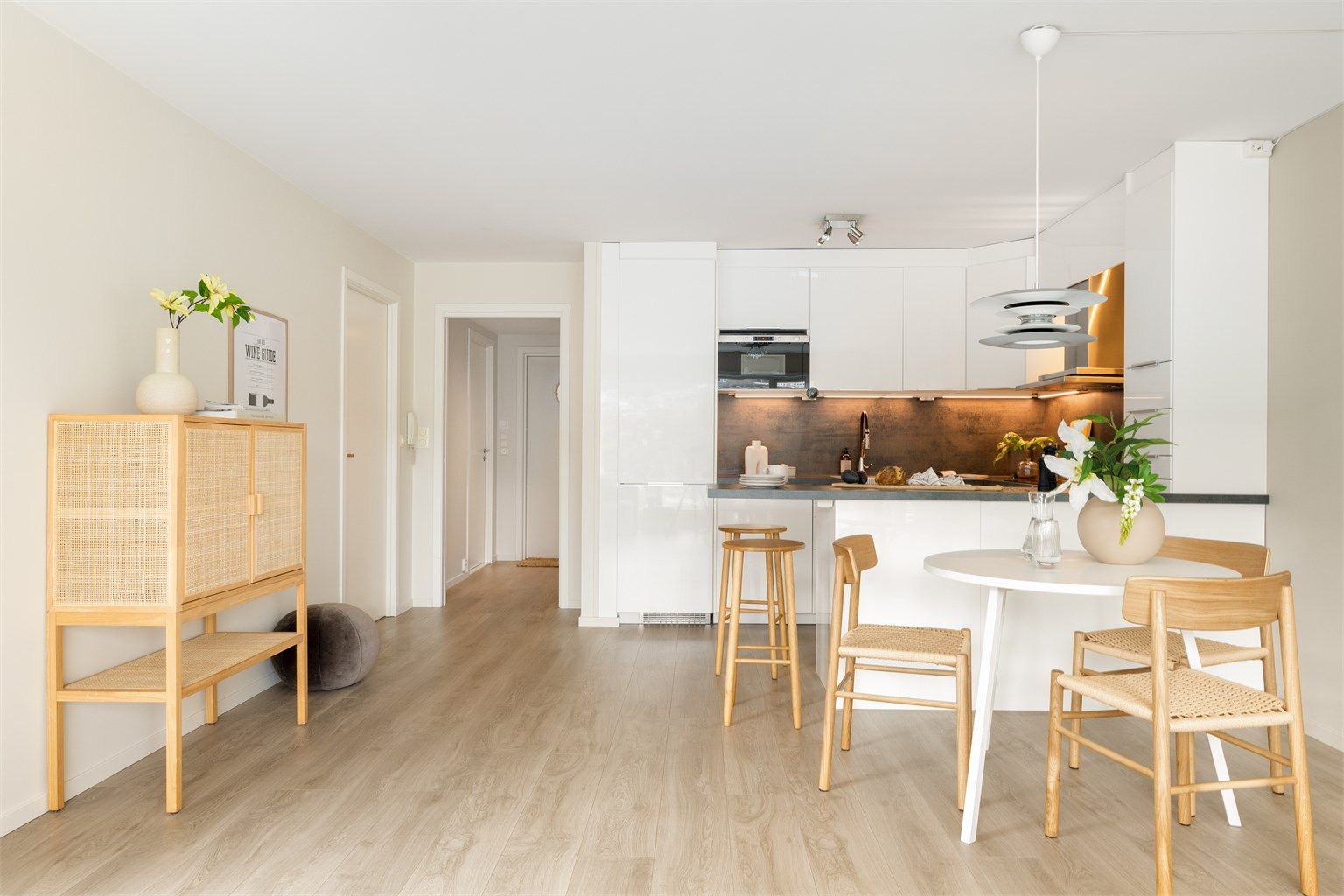 Leiligheten har flott 1-stavs laminat i hele boligen.