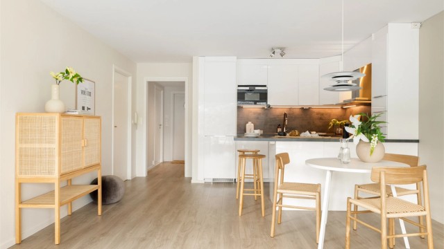Leiligheten har flott 1-stavs laminat i hele boligen.