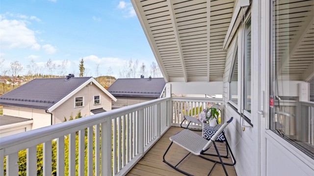 Herfra har du utsikt over det rolige og etablerte nabolaget. Solforholdene er perfekte for å nyte lange sommerkvelder