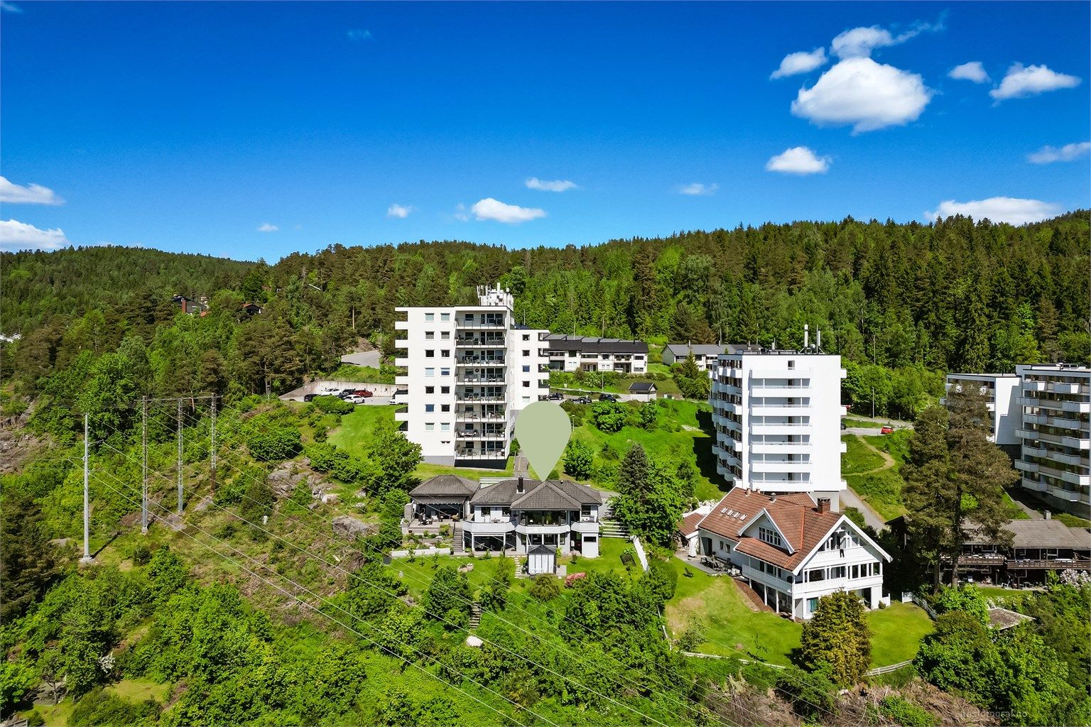 Beliggenheten kombinerer nærhet til byens fasiliteter med umiddelbar tilgang til naturen.