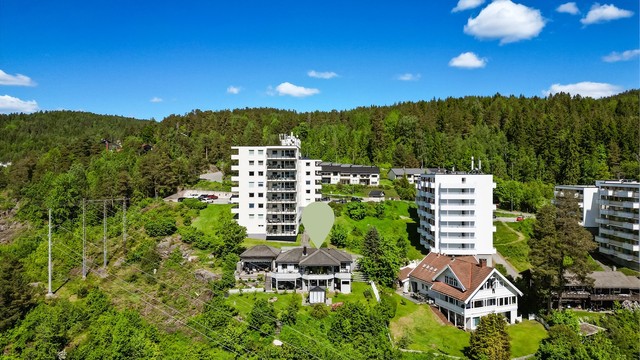 Beliggenheten kombinerer nærhet til byens fasiliteter med umiddelbar tilgang til naturen.