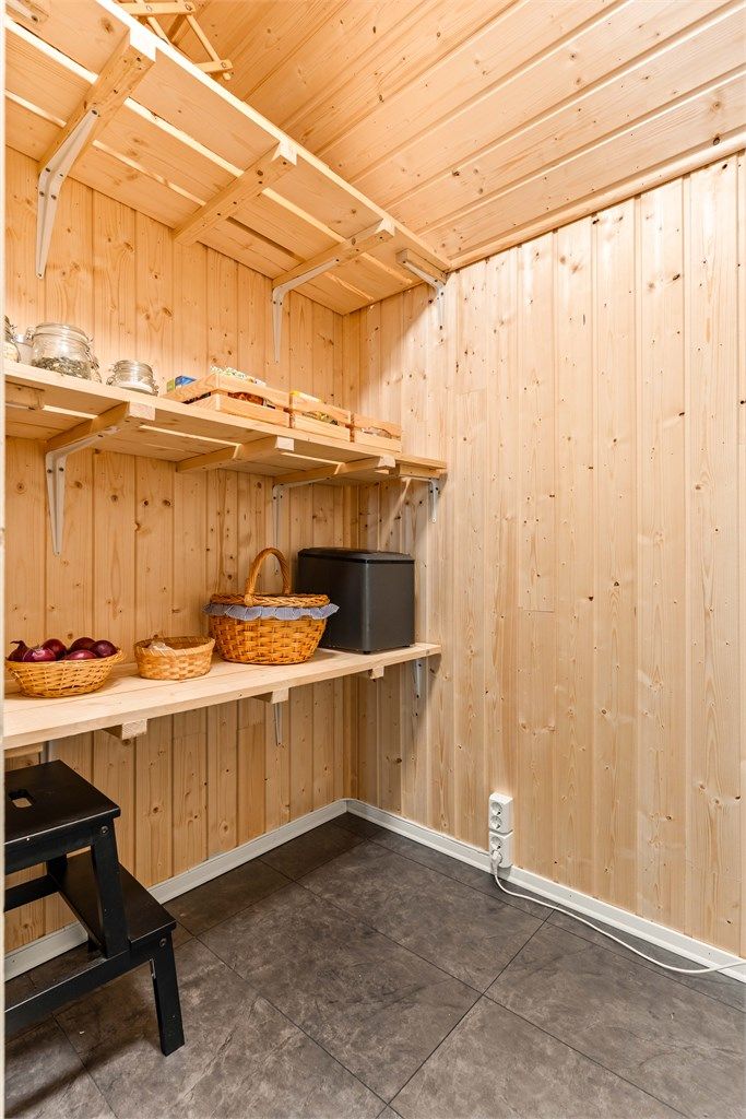 Fra kjøkkenet har du adgang til en praktisk bod.