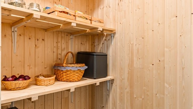 Fra kjøkkenet har du adgang til en praktisk bod.