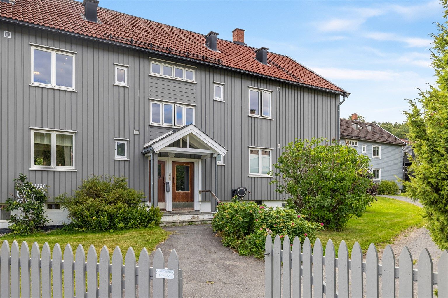 Fasade - Bygget ligger luftig og fritt til og er omkranset av grøntarealer!