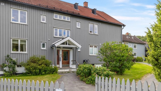 Fasade - Bygget ligger luftig og fritt til og er omkranset av grøntarealer!