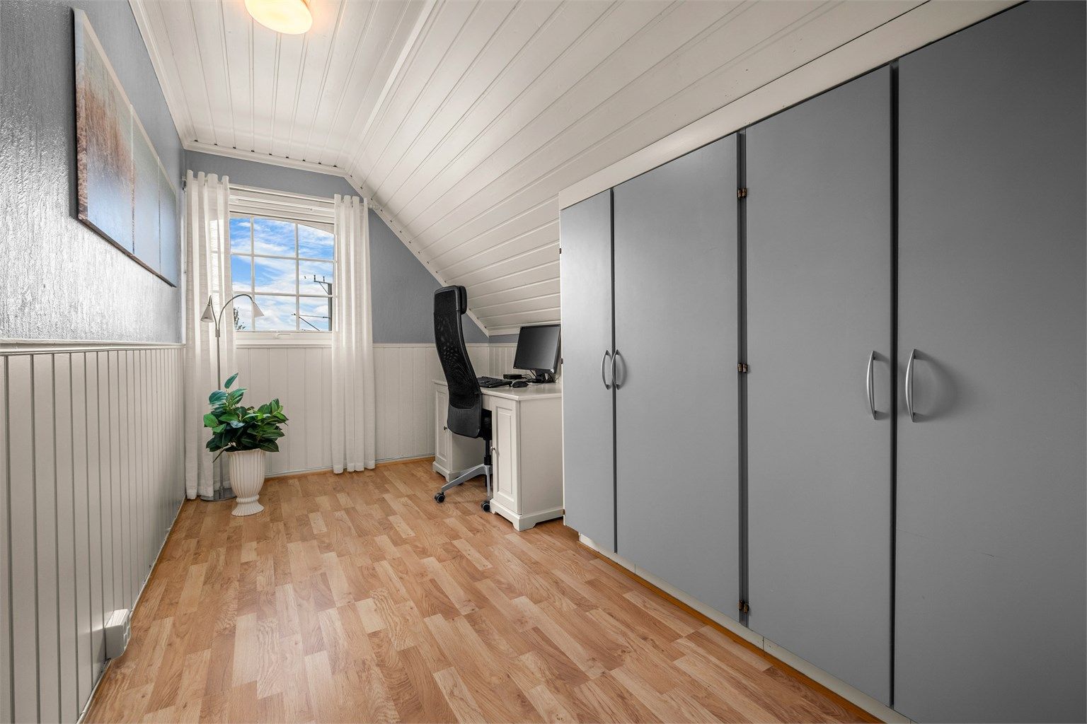 Soverom 2 i loftsetasjen på 9,5 kvm innredet med garderobeskap og plass til skrivebord.