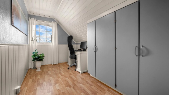 Soverom 2 i loftsetasjen på 9,5 kvm innredet med garderobeskap og plass til skrivebord.