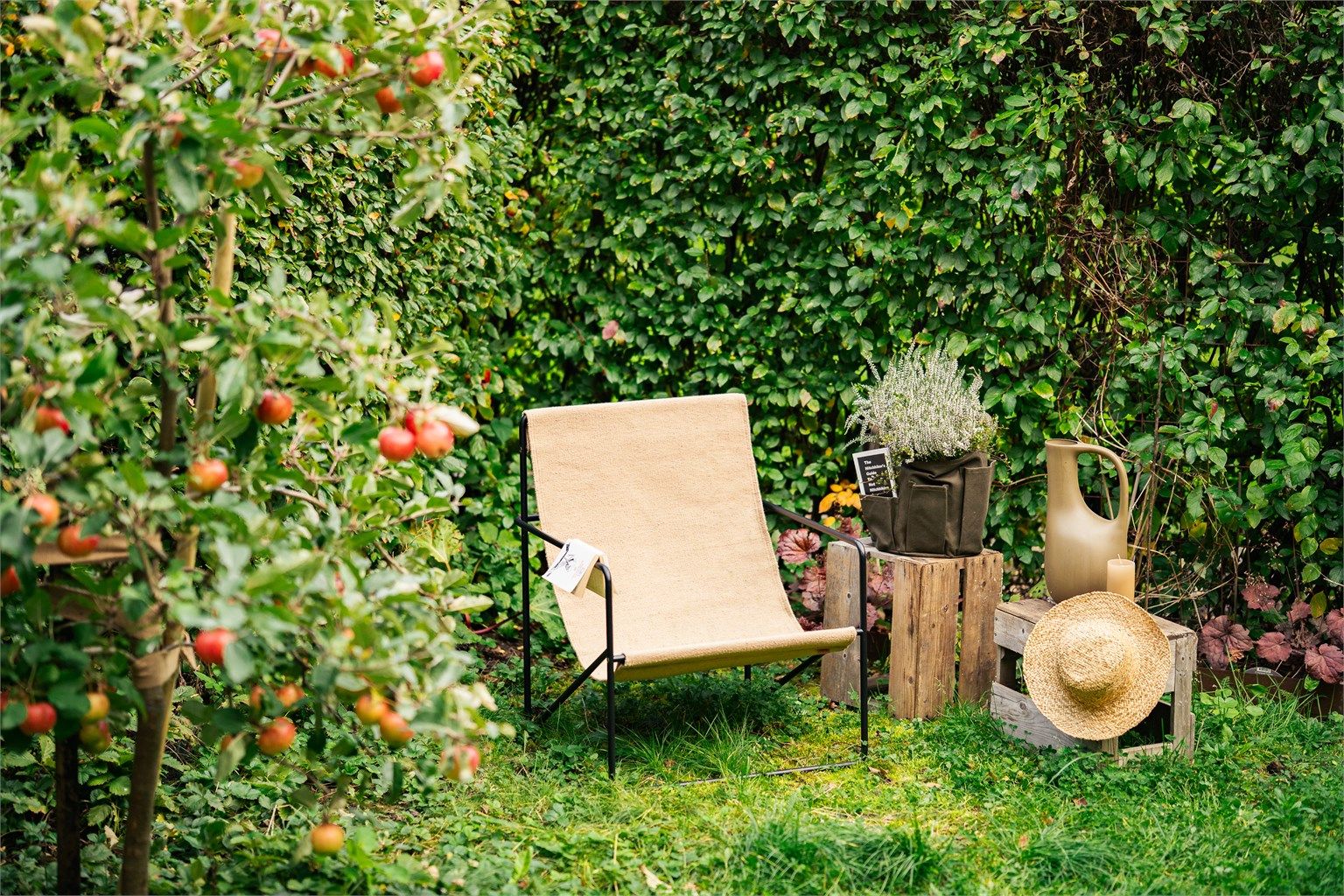 Den private hagen er en usjenert oase med plass for avslapning.