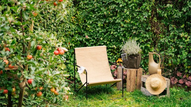 Den private hagen er en usjenert oase med plass for avslapning.