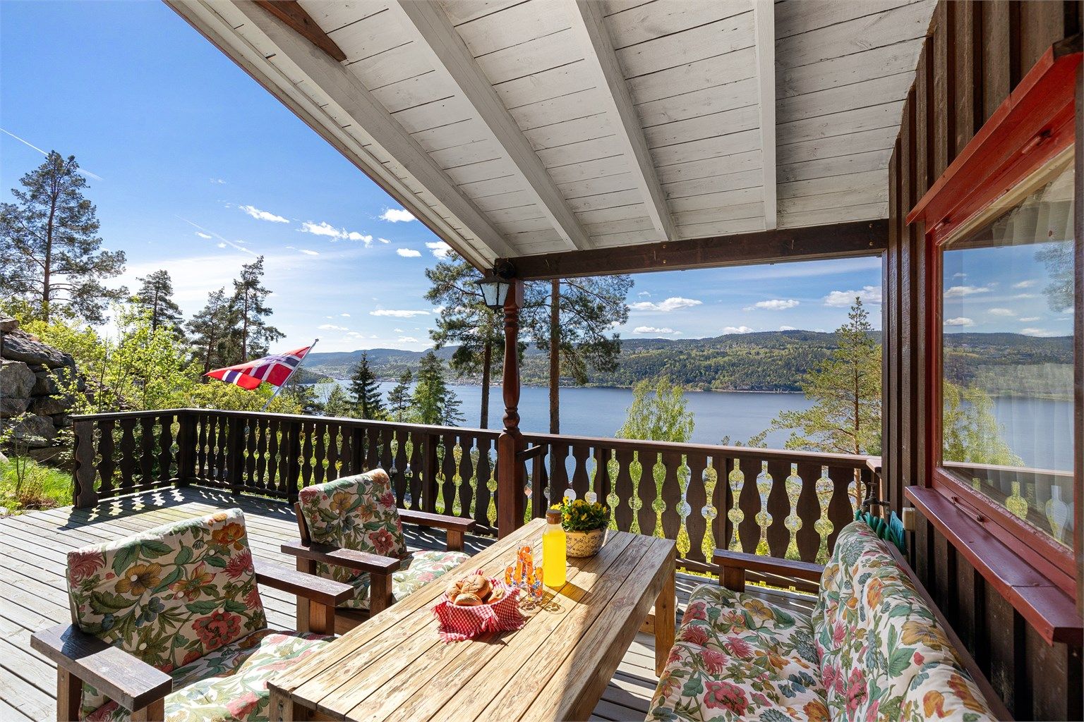 Romslig og delvis overbygget terrasse med meget gode solforhold og nydelig fjordutsikt