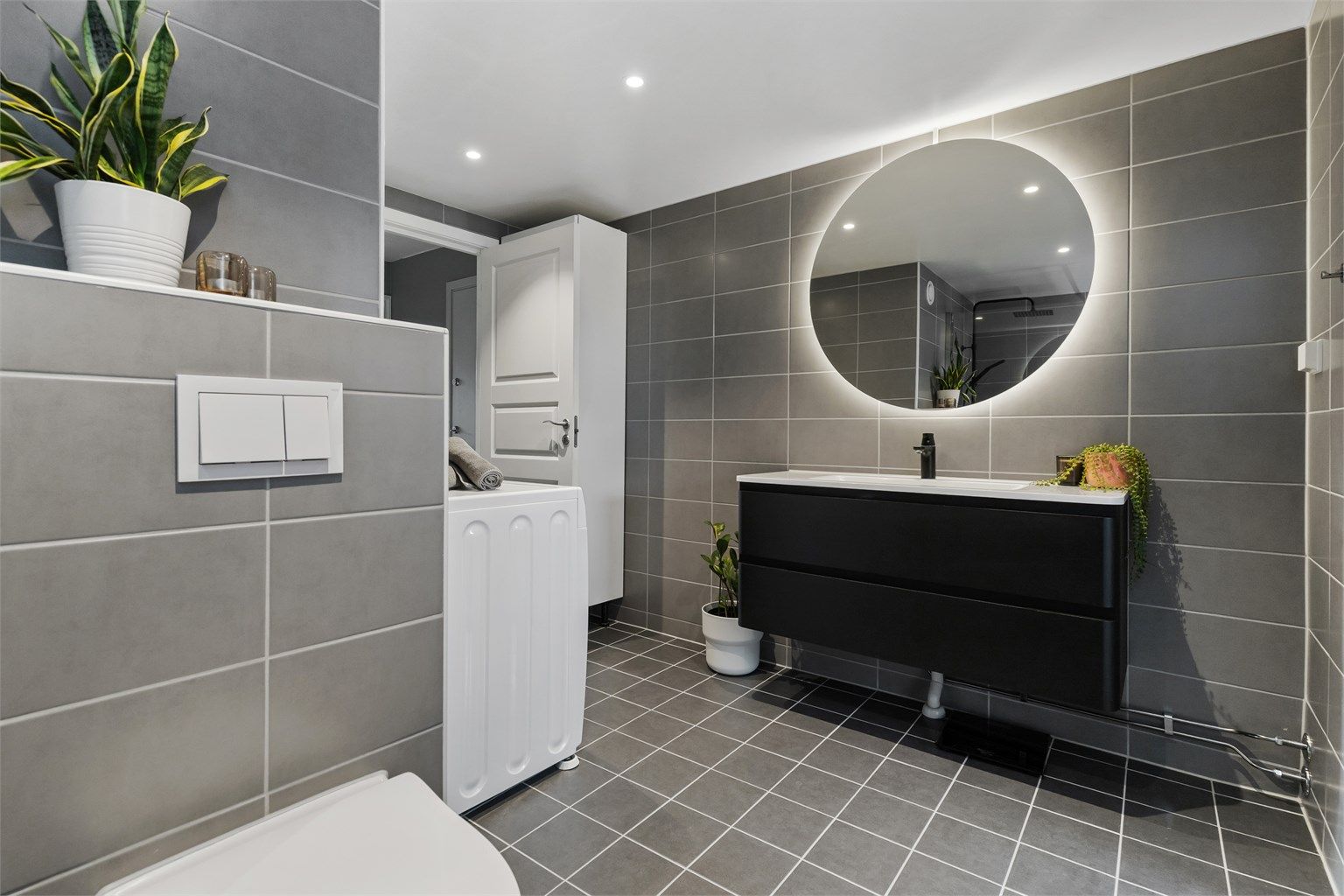 Innredningen har doble skuffer for god oppbevaring, og et stort, bakbelyst speil.