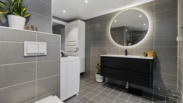 Innredningen har doble skuffer for god oppbevaring, og et stort, bakbelyst speil.