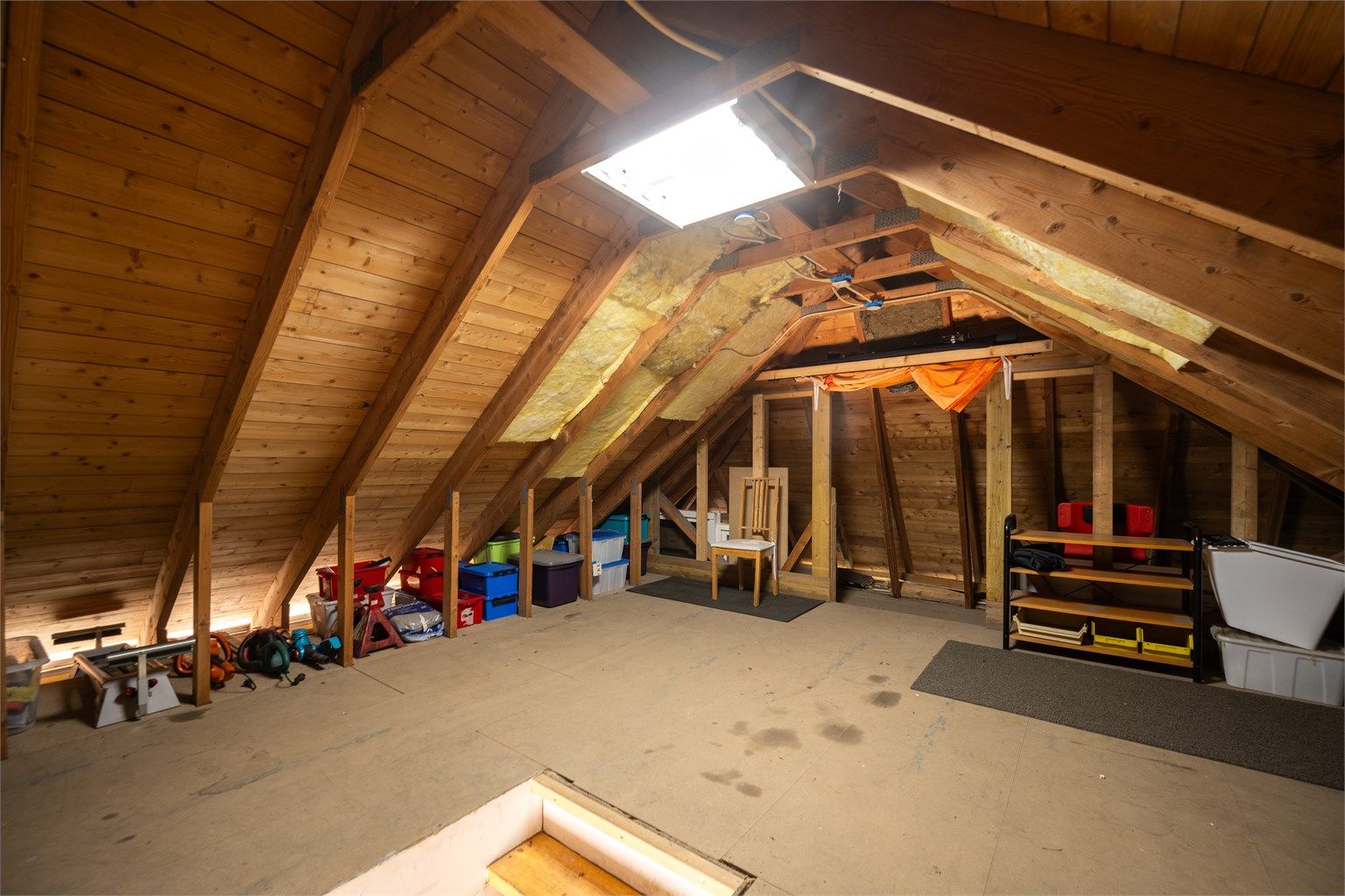 Over garasjen er det et åpent loftsrom på 16 m² for ekstra lagring.