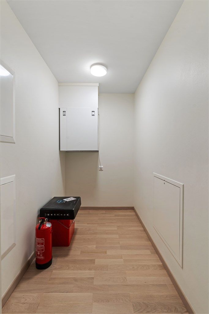 Leiligheten har to innvendige boder. Her er teknisk rom med ventilasjonsaggregat og fordelerskap for rør-i-rør.