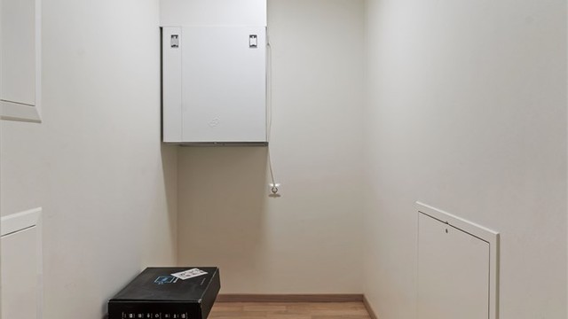 Leiligheten har to innvendige boder. Her er teknisk rom med ventilasjonsaggregat og fordelerskap for rør-i-rør.