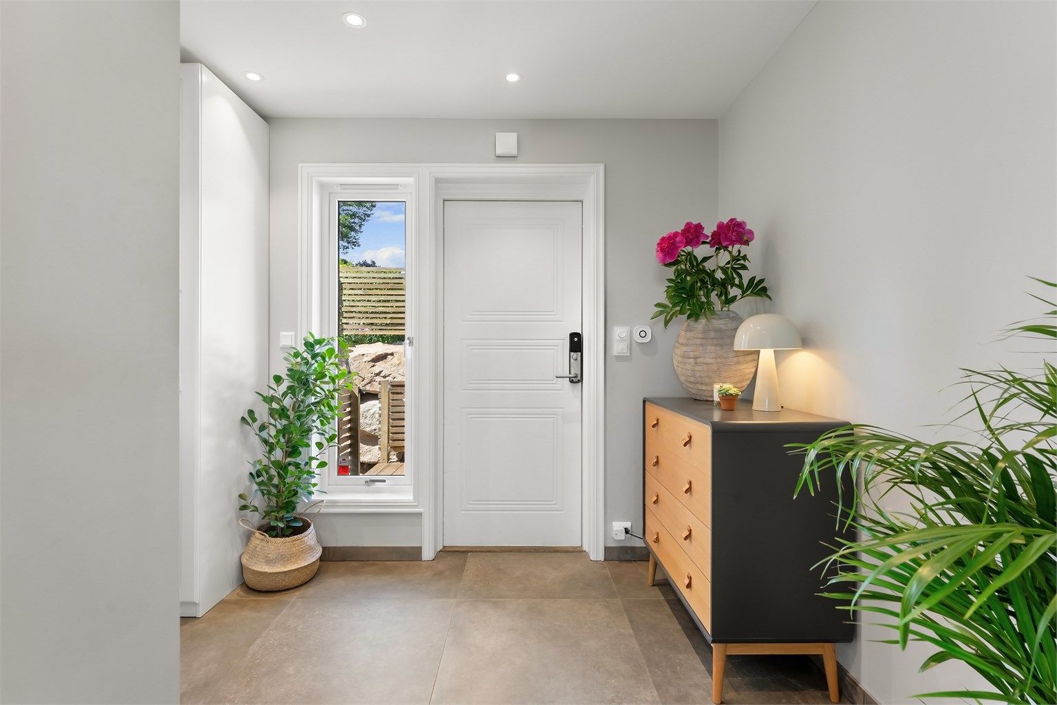 Entré i første etasje med fliser på gulv, gulvvarme og downlights i himling.
